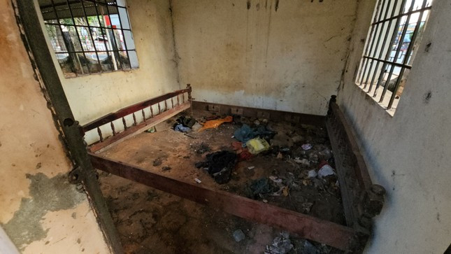 Bên trong phòng bảo vệ.