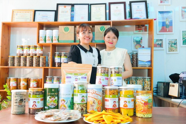 Chị Nguyễn Thị Oanh (bìa trái, Giám đốc HTX Nông sản sạch Đô 37) và chị Trần Thị Thùy (bìa phải, Phó Giám đốc) đều cùng từ bỏ công việc văn phòng để khởi nghiệp