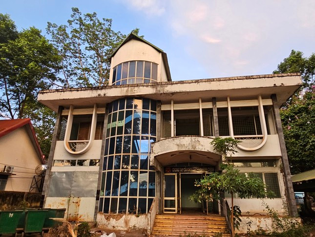 Trụ sở đã có dấu hiệu xuống cấp.