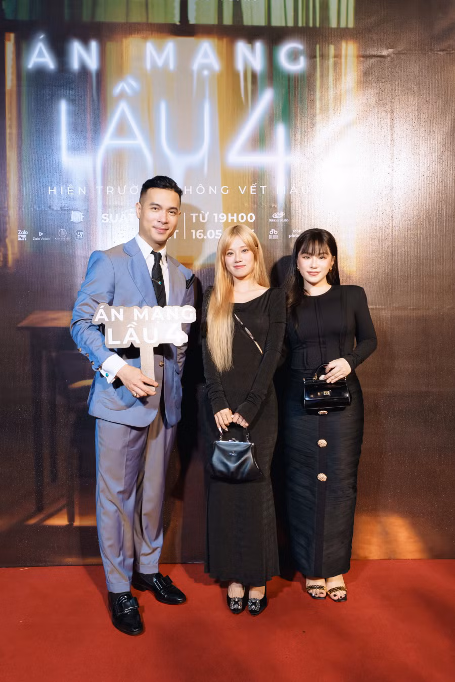 Ca sĩ Hoàng Yến Chibi nổi bật với mái tóc vàng, đến ủng hộ đoàn phim Án mạng lầu 4