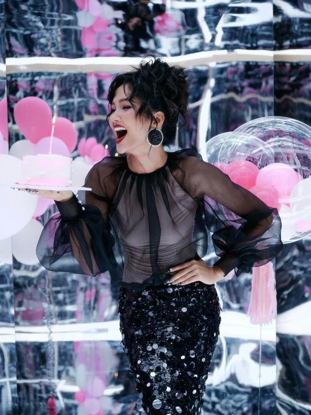 H&apos;Hen Niê vỡ òa cảm xúc khi được ê kíp bí mật chuẩn bị quà sinh nhật