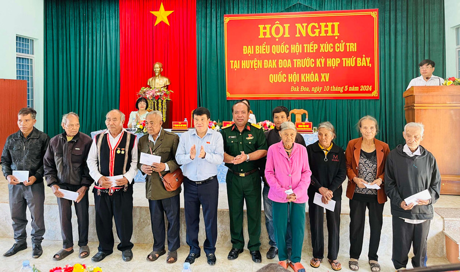 Đoàn đại biểu Quốc hội tỉnh Gia Lai tặng quà cho các gia đình chính sách, người có công của huyện Đak Đoa. Ảnh: Trần Dung