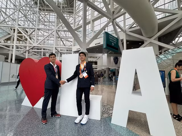 Em Nguyễn Lê Quốc Bảo và em Lê Tuấn Hy, học sinh lớp 12 Trường THPT Chuyên Lê Hồng Phong, TP HCM