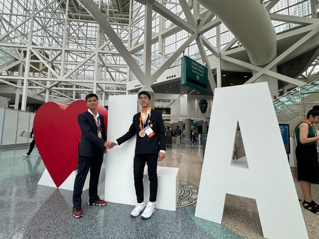 Em Nguyễn Lê Quốc Bảo và em Lê Tuấn Hy, học sinh lớp 12 Trường THPT Chuyên Lê Hồng Phong, TP HCM Em Nguyễn Lê Quốc Bảo và em Lê Tuấn Hy, học sinh lớp 12 Trường THPT Chuyên Lê Hồng Phong, TP HCM