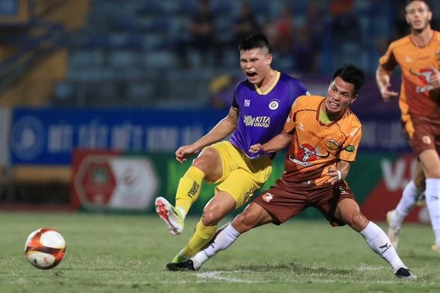 HAGL (áo cam) chơi rắn và thực dụng hơn