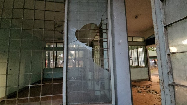 Cửa kính bị vỡ nham nhở.