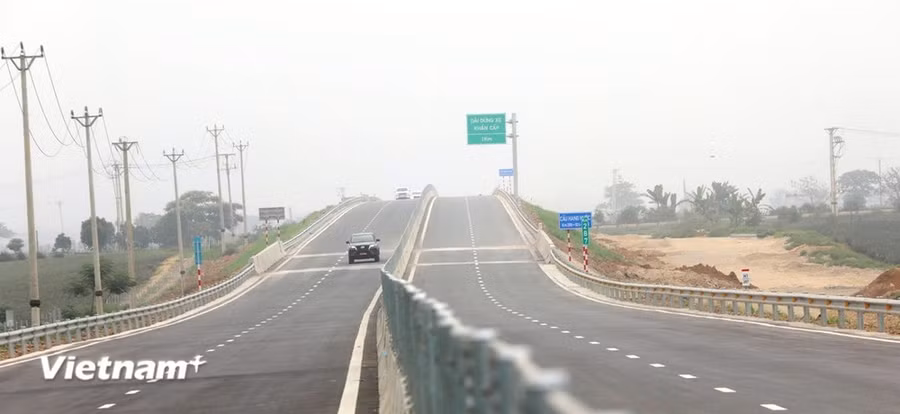 Phương tiện lưu thông trên tuyến đường Cao tốc Cao Bồ-Mai Sơn. (Ảnh: Việt Hùng/Vietnam+)