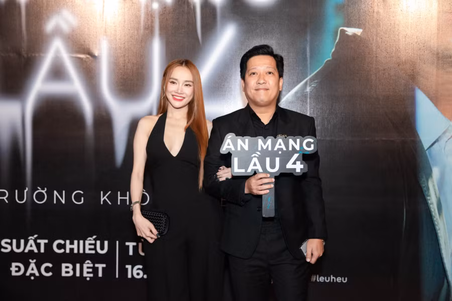 Vợ chồng Trường Giang - Nhã Phương diện đồ đen, tình cảm tại sự kiện. Cả hai có mối quan hệ thân thiết với Trương Thế Vinh nên ủng hộ nam diễn viên ra mắt phim mới