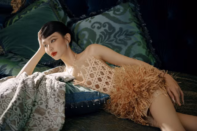 Nhà thiết kế cho biết bộ sưu tập Giai nhân kể lại giai thoại về những mỹ nhân thời xưa thông qua hình ảnh những cô gái quyến rũ, kiêu kỳ đi cùng những câu chuyện bí ẩn, khơi gợi sự tò mò của công chúng. 8 người đẹp xuất hiện trong poster chính là 8 cái tên nổi bật của showbiz Việt, mỗi người được NTK gửi gắm một trang phục riêng biệt phù hợp với vóc dáng và cá tính riêng