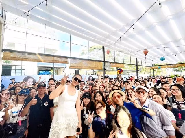 Mỹ Tâm giao lưu cùng khán giả trước giờ diễn Mỹ Tâm giao lưu cùng khán giả trước giờ diễn