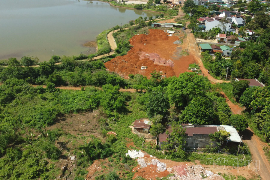 Khu vực thi công bờ Tây hồ Gia Nghĩa đang vướng mặt bằng của 2 hộ dân Khu vực thi công bờ Tây hồ Gia Nghĩa đang vướng mặt bằng của 2 hộ dân