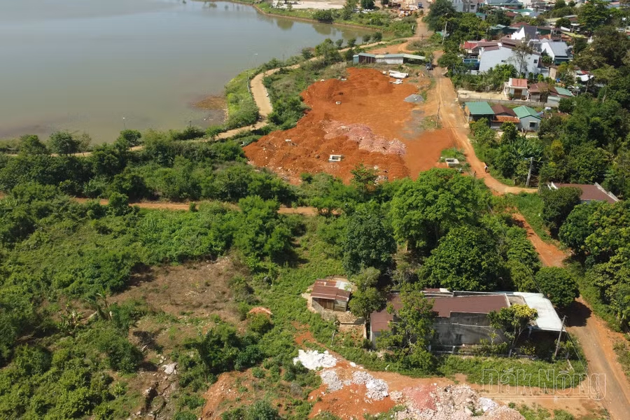 Khu vực thi công bờ Tây hồ Gia Nghĩa đang vướng mặt bằng của 2 hộ dân