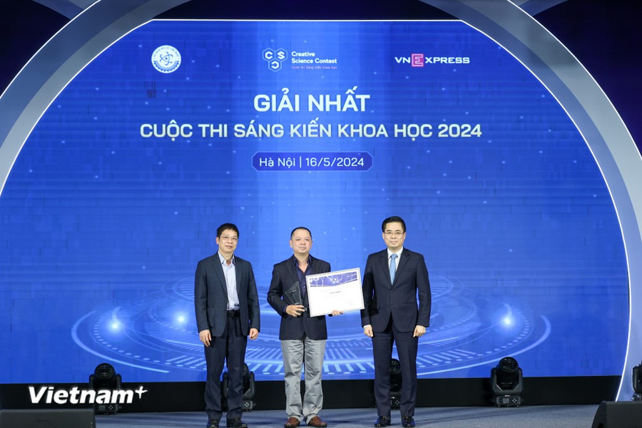 Các nhóm tác giả đoạt giải thưởng. (Ảnh: Minh Sơn/Vietnam+)