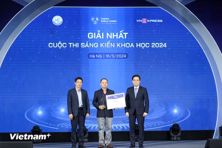 Các nhóm tác giả đoạt giải thưởng. (Ảnh: Minh Sơn/Vietnam+)