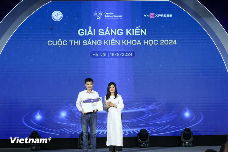 Các nhóm tác giả đoạt giải thưởng. (Ảnh: Minh Sơn/Vietnam+)