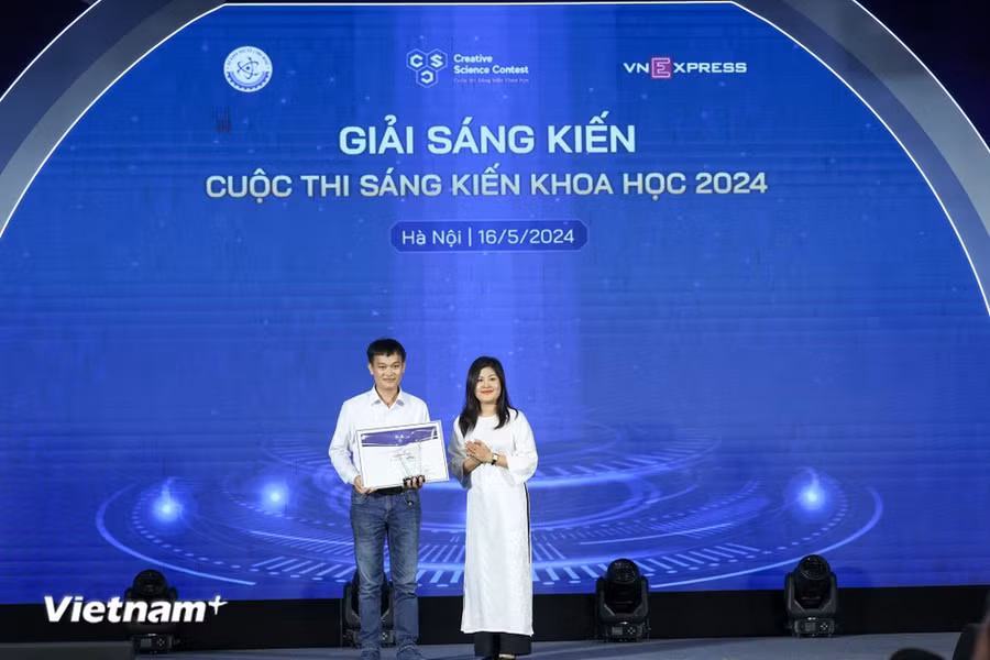 Các nhóm tác giả đoạt giải thưởng. (Ảnh: Minh Sơn/Vietnam+)