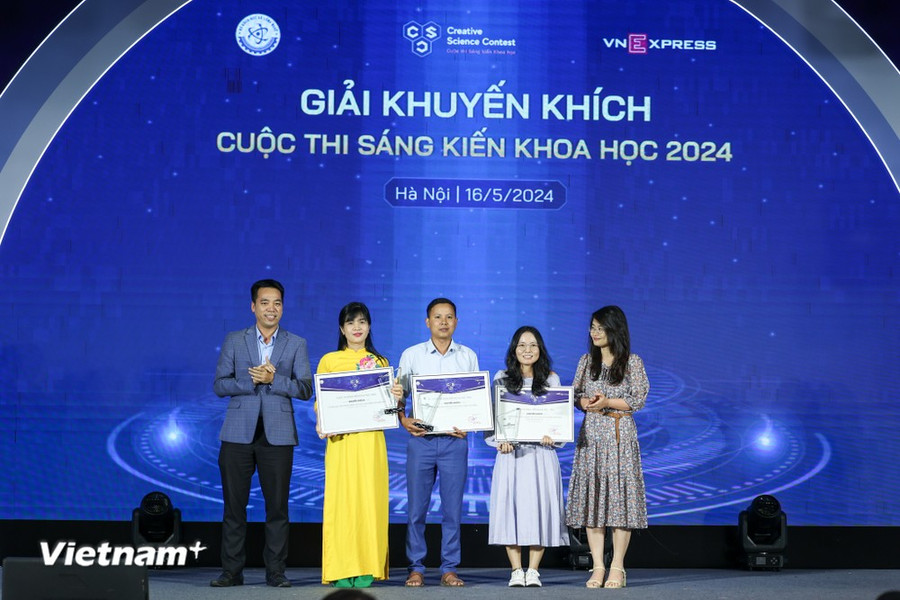Các nhóm tác giả đoạt giải thưởng. (Ảnh: Minh Sơn/Vietnam+)