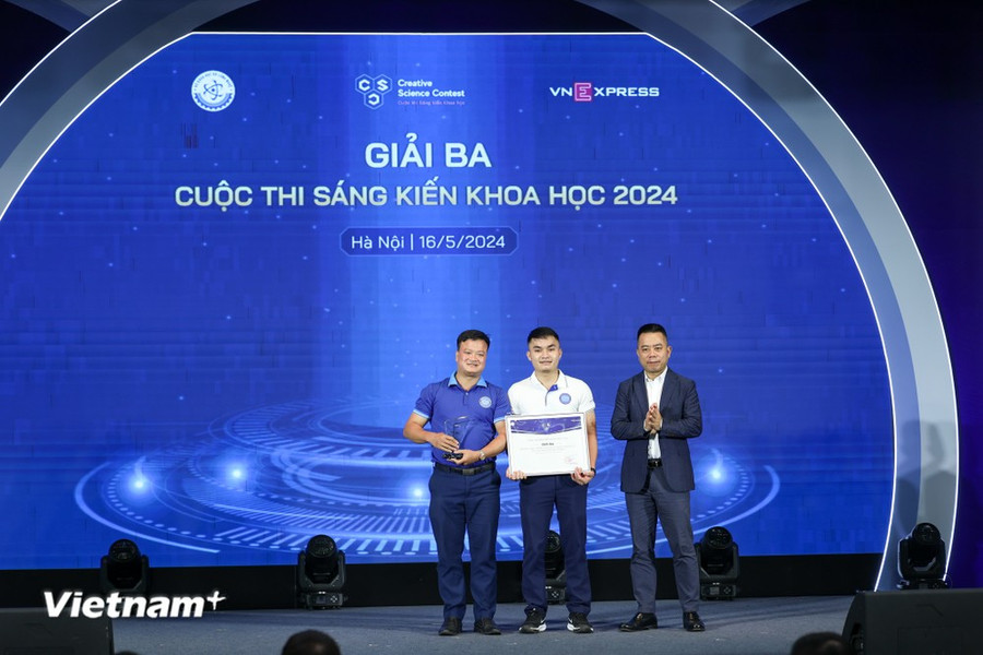 Các nhóm tác giả đoạt giải thưởng. (Ảnh: Minh Sơn/Vietnam+)