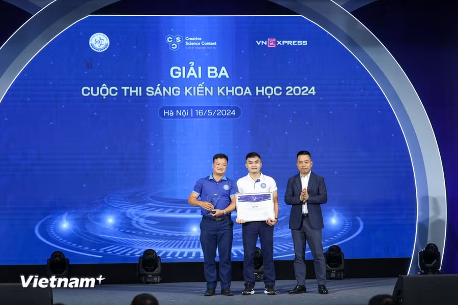 Các nhóm tác giả đoạt giải thưởng. (Ảnh: Minh Sơn/Vietnam+)