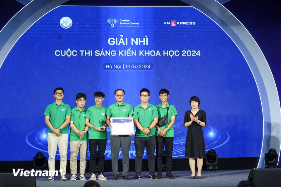 Các nhóm tác giả đoạt giải thưởng. (Ảnh: Minh Sơn/Vietnam+)