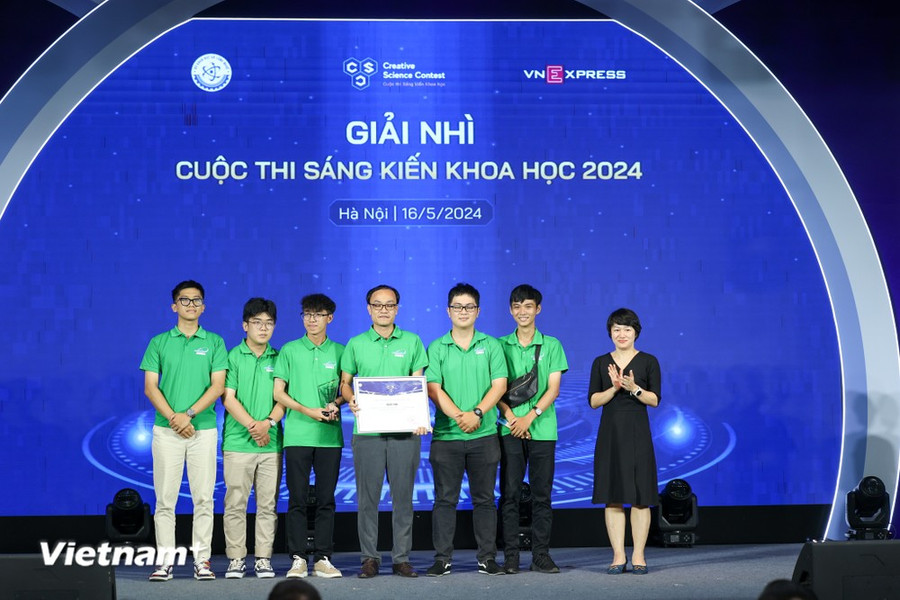 Các nhóm tác giả đoạt giải thưởng. (Ảnh: Minh Sơn/Vietnam+)