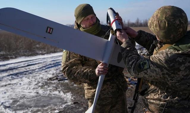 Binh sĩ Ukraine lắp đặt UAV ở vùng Donetsk vào tháng 1 Binh sĩ Ukraine lắp đặt UAV ở vùng Donetsk vào tháng 1