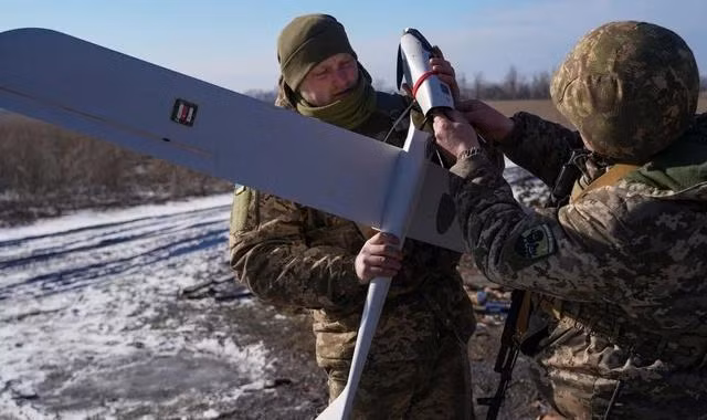 Binh sĩ Ukraine lắp đặt UAV ở vùng Donetsk vào tháng 1