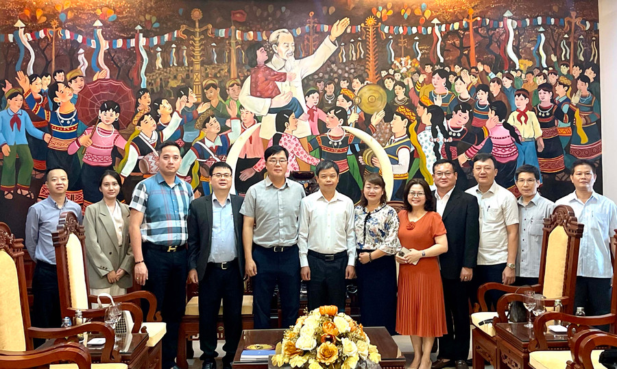 Đoàn công tác chụp hình cùng lãnh đạo UBND tỉnh. Ảnh: V.T Đoàn công tác chụp hình cùng lãnh đạo UBND tỉnh. Ảnh: V.T