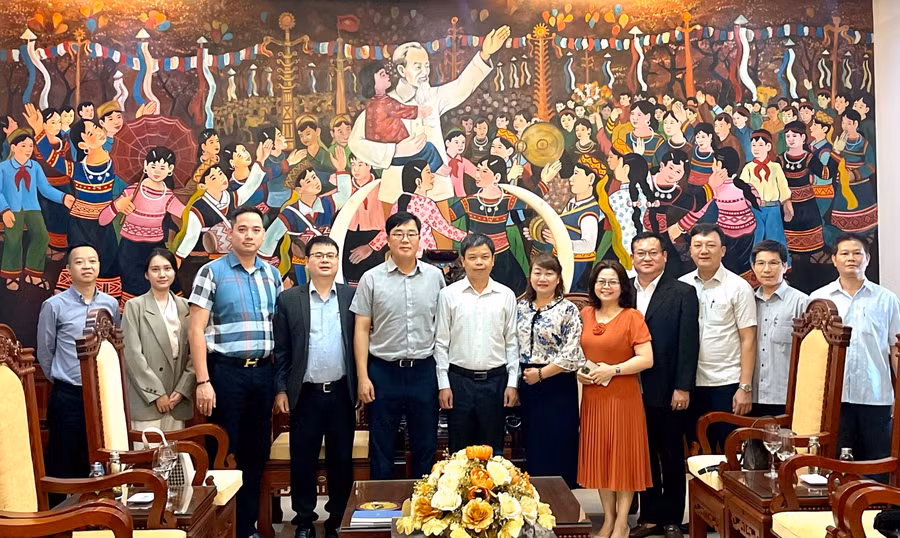 Đoàn công tác chụp hình cùng lãnh đạo UBND tỉnh. Ảnh: V.T