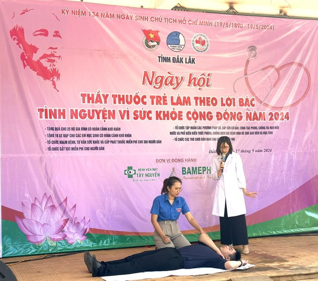 Các y, bác sĩ đoàn thanh niên tập huấn các phương pháp sơ, cấp cứu phòng, chống tai nạn đuối nước Các y, bác sĩ đoàn thanh niên tập huấn các phương pháp sơ, cấp cứu phòng, chống tai nạn đuối nước