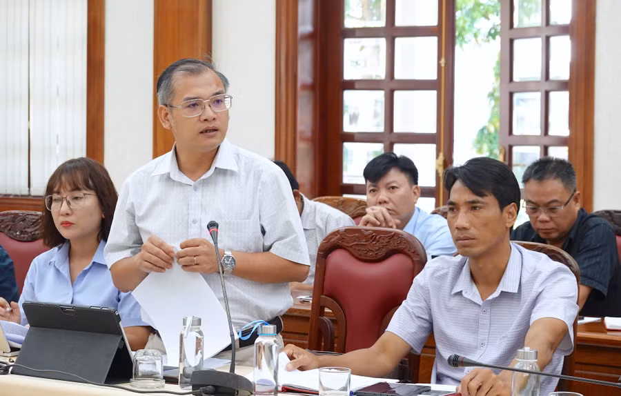 Phó Chủ tịch UBND huyện Chư Sê Dương Mạnh Mẫn nêu lên những khó khăn, vướng mắc trong triển khai thực hiện Chương trình giáo dục phổ thông 2018 trên địa bàn. Ảnh: H.T