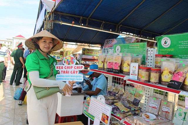 Chị Thủy giới thiệu các sản phẩm làm từ khoai lang và các loại nông sản khác