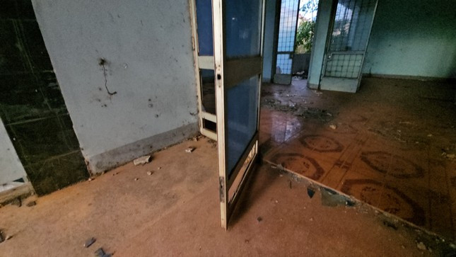 Công trình có dấu hiệu xuống cấp nghiêm trọng sau thời gian dài bị bỏ không.