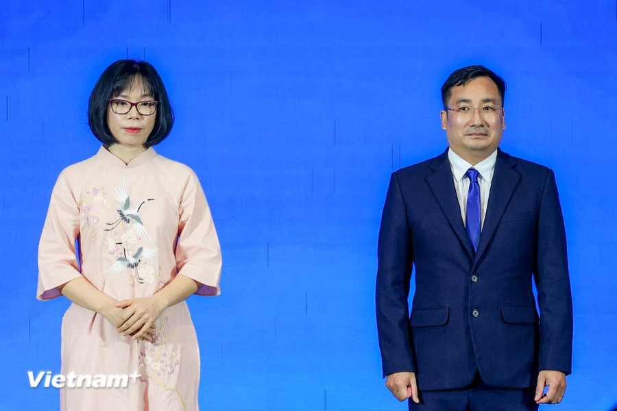 Phó Giáo sư, Tiến sĩ Trần Mạnh Trí (phải) và Tiến sĩ Nguyễn Thị Kim Thanh. (Ảnh: Minh Sơn/Vietnam+) Phó Giáo sư, Tiến sĩ Trần Mạnh Trí (phải) và Tiến sĩ Nguyễn Thị Kim Thanh. (Ảnh: Minh Sơn/Vietnam+)