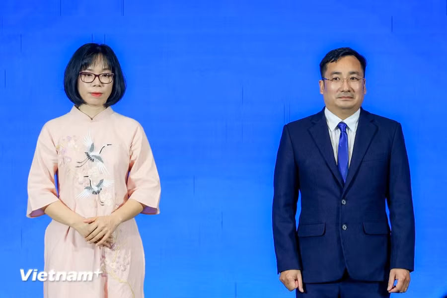 Phó Giáo sư, Tiến sĩ Trần Mạnh Trí (phải) và Tiến sĩ Nguyễn Thị Kim Thanh. (Ảnh: Minh Sơn/Vietnam+)