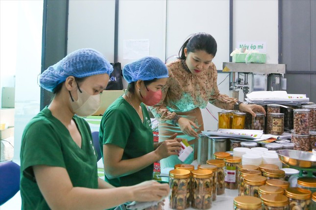 HTX Nông sản sạch Đô 37 đang tạo việc làm cho 10 chị em phụ nữ địa phương, giữ vững định hướng phụ nữ giúp nhau khởi nghiệp