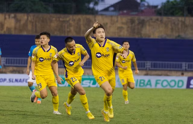 Phan Xuân Đại (21) mở đầu cho cuộc lội ngược dòng của CLB SLNA