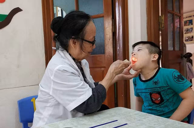 Bà Đỗ Thúy Nga vừa làm bác sĩ vừa làm cô giáo cho các học sinh suốt 21 năm qua