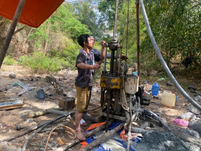 Công nhân khoan thăm dò địa chất trong khu vực thực hiện dự án hồ chứa nước Ka Pét. Công nhân khoan thăm dò địa chất trong khu vực thực hiện dự án hồ chứa nước Ka Pét.