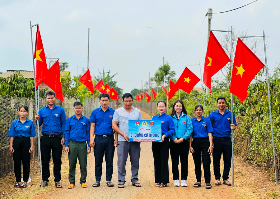 Huyện Đoàn Chư Păh tặng công trình thanh niên đường cờ Tổ quốc cho làng Phung (xã Ia Mơ Nông). Ảnh: Phan Lài