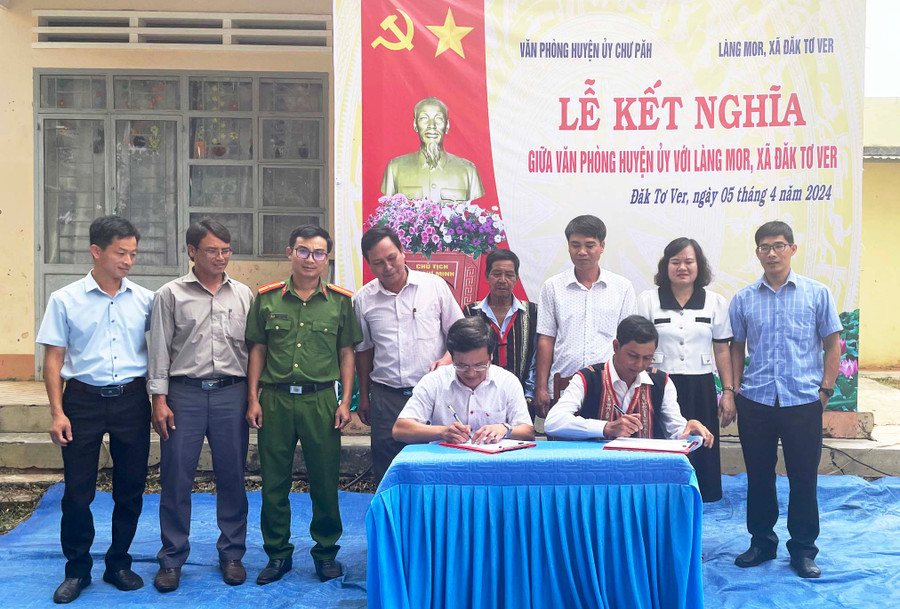 Văn phòng Huyện ủy Chư Păh kết nghĩa với làng Mor, xã Đăk Tơ Ver. Ảnh: K.P Văn phòng Huyện ủy Chư Păh kết nghĩa với làng Mor, xã Đăk Tơ Ver. Ảnh: K.P