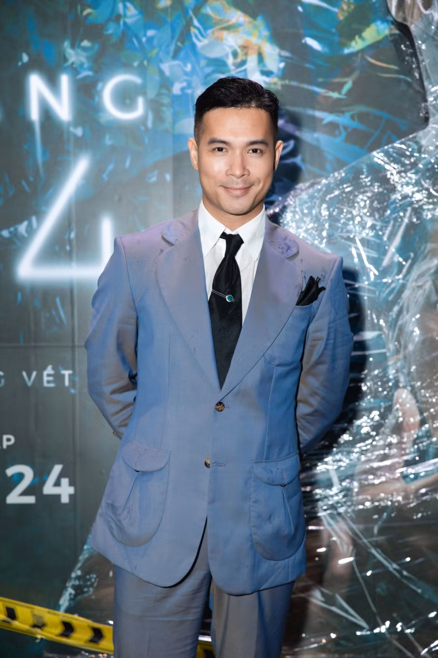 Trương Thế Vinh diện vest lịch lãm, xuất hiện tại sự kiện công chiếu phim do mình đóng chính. Nam diễn viên mong Án mạng lầu 4 đạt được doanh thu tốt, nhà sản xuất có lời để tạo động lực thực hiện những dự án khác. Giọng ca Tình yêu hoa gió hy vọng thông qua vai diễn này sẽ mở ra cho mình nhiều cơ hội ở lĩnh vực điện ảnh