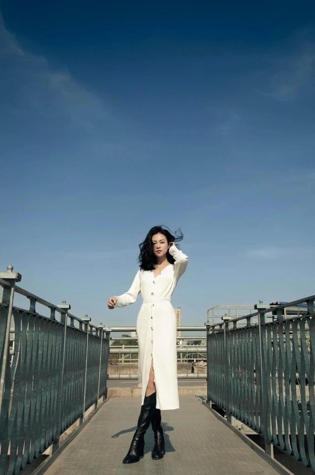 So với trên phim thì hình ảnh ngoài đời của Quỳnh Châu được nhận xét là xinh đẹp hơn