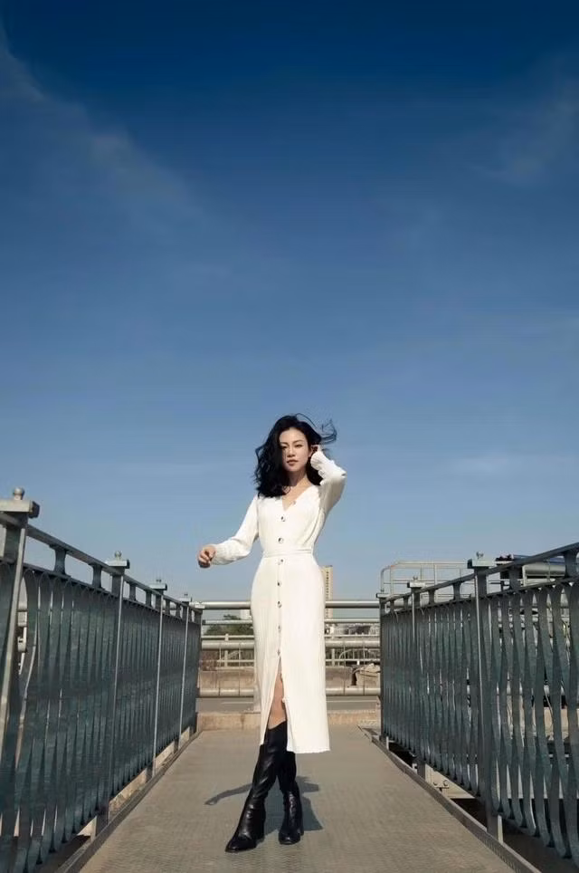 So với trên phim thì hình ảnh ngoài đời của Quỳnh Châu được nhận xét là xinh đẹp hơn