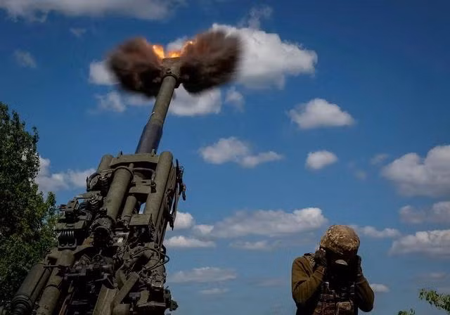 Binh sĩ Ukraine bắn lựu pháo M777 do Mỹ sản xuất vào năm 2022