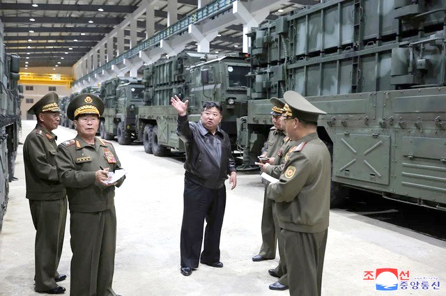 Nhà lãnh đạo Triều Tiên Kim Jong-un thị sát hệ thống vũ khí tên lửa chiến thuật ngày 14-5. Ảnh: Reuters Nhà lãnh đạo Triều Tiên Kim Jong-un thị sát hệ thống vũ khí tên lửa chiến thuật ngày 14-5. Ảnh: Reuters