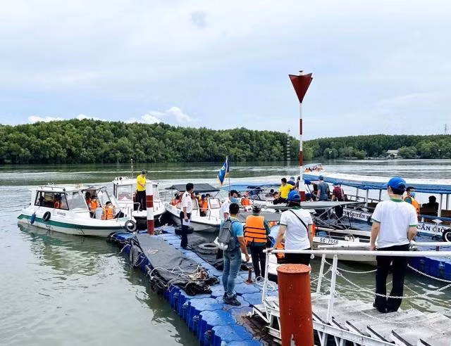 Các tour trải nghiệm đường sông cũng đang dần được người dân TP.HCM lẫn du khách thích thú