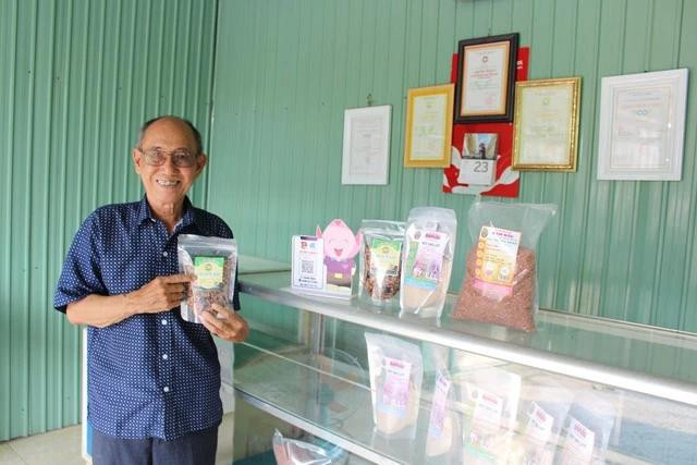 Ông Năm Đấu giới thiệu các sản phẩm chế biến từ gạo huyết rồng Ông Năm Đấu giới thiệu các sản phẩm chế biến từ gạo huyết rồng