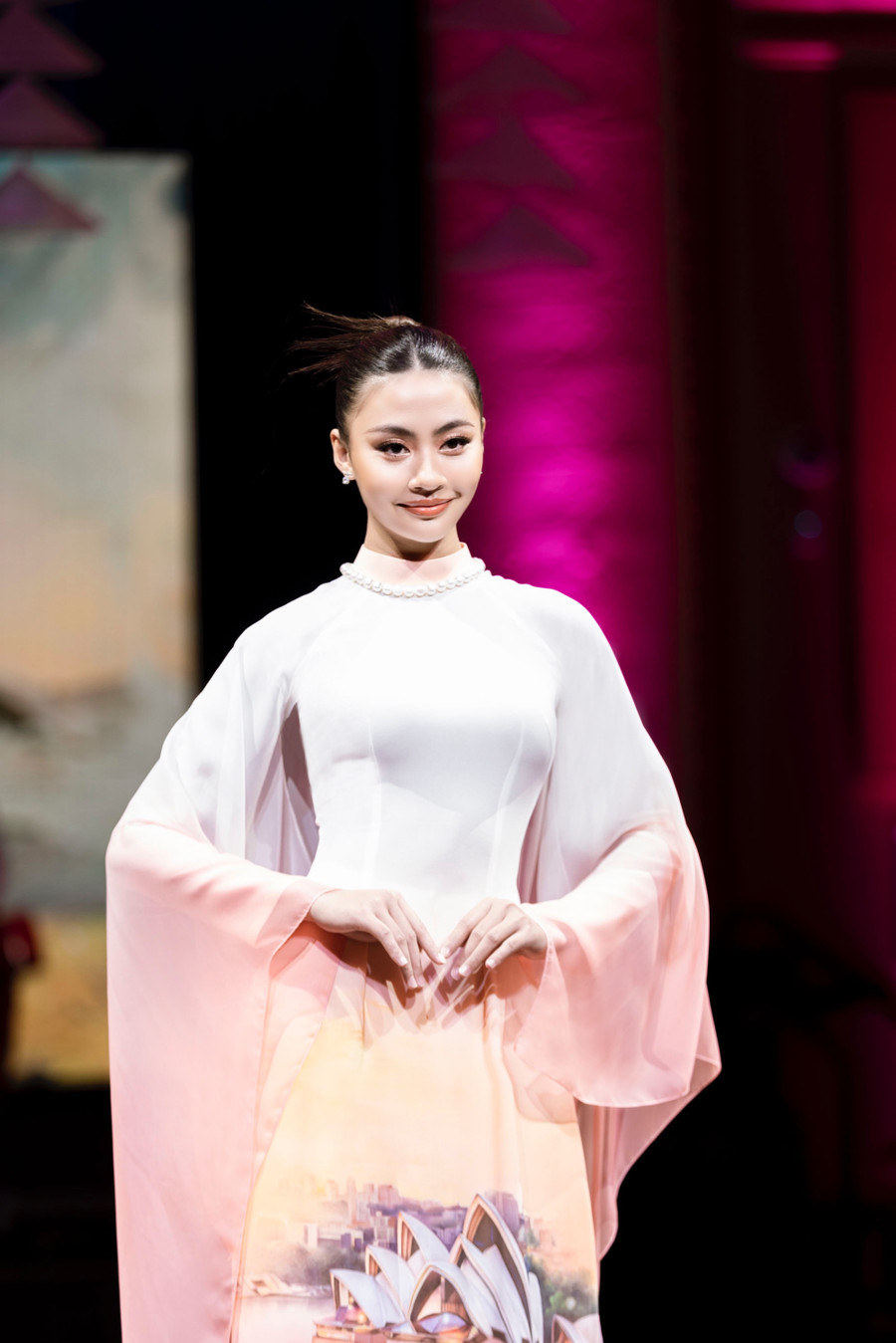 Bộ sưu tập Khúc giao mùa có 14 mẫu thiết kế, được lấy cảm hứng từ những danh thắng, công trình kiến trúc nổi tiếng của Việt Nam và Úc như UBND TP.HCM, Nhà hát thành phố, Bưu điện TP.HCM, sông Sài Gòn, chợ Bến Thành, Nhà hát opera Sydney, lâu đài Sunshine Castle…