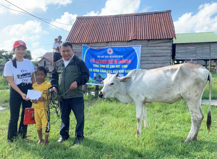 Thầy Tùng trao sinh kế cho học sinh có hoàn cảnh khó khăn. Ảnh: Vũ Chi